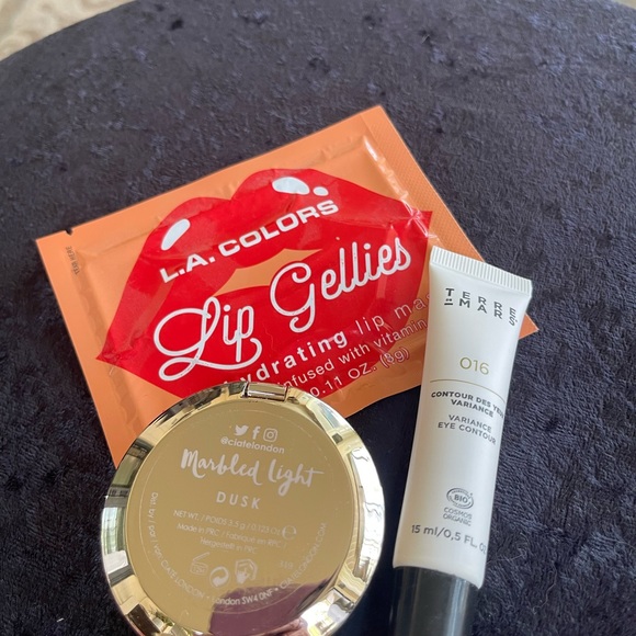 Makeup bag and assortment of makeup - Picture 5 of 9